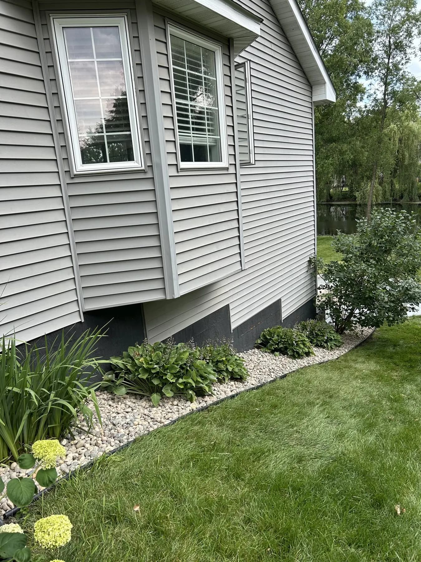 Clean rock edging along a foundation on a newer-build Farmington, Minnesota home